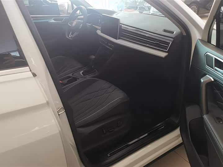 Фото 8 - Volkswagen Tiguan L Pro