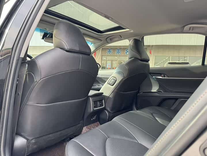 Фото 4 - Toyota Camry