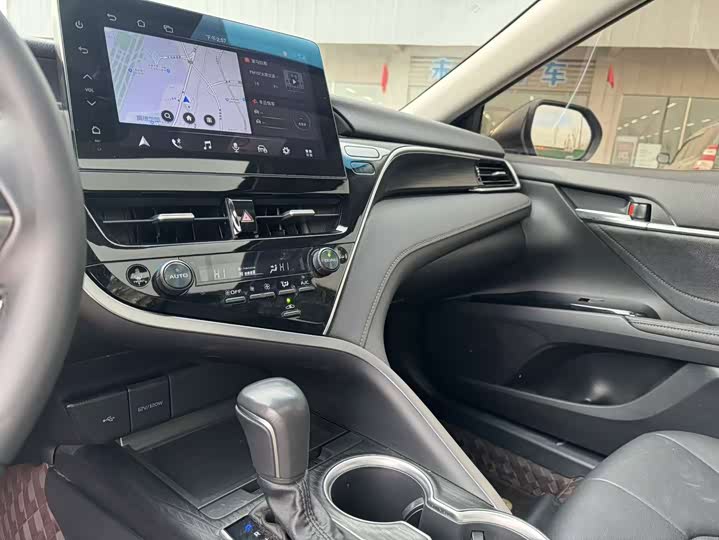 Фото 5 - Toyota Camry