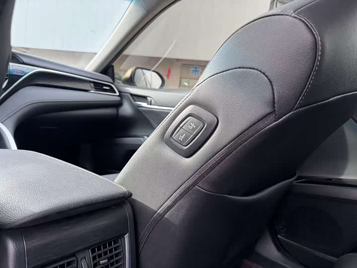 Фото 6 - Toyota Camry