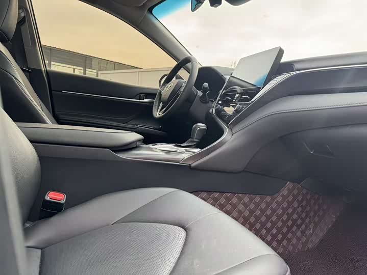 Фото 8 - Toyota Camry