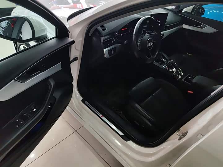 Фото 5 - Audi A4L