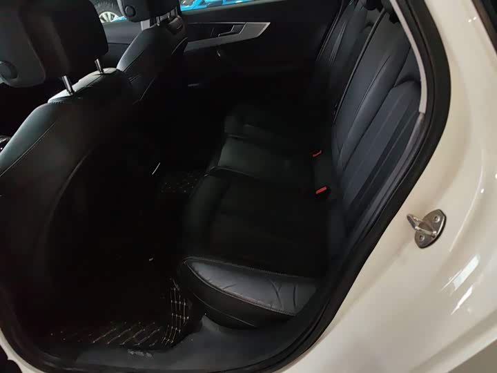 Фото 6 - Audi A4L