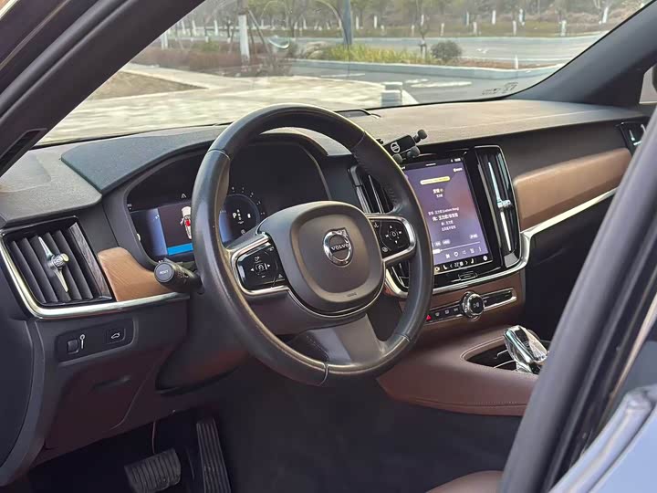 Фото 2 - Volvo S90