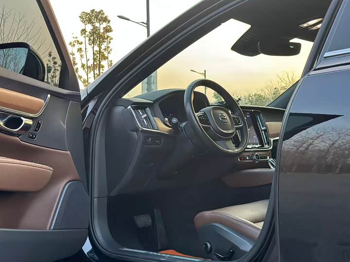 Фото 3 - Volvo S90