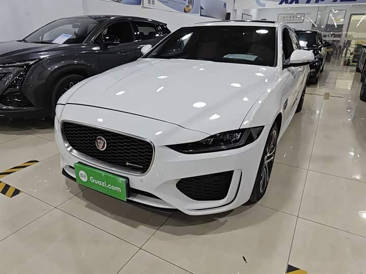 Фото 2 - Jaguar XE L