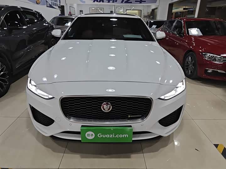Фото 3 - Jaguar XE L