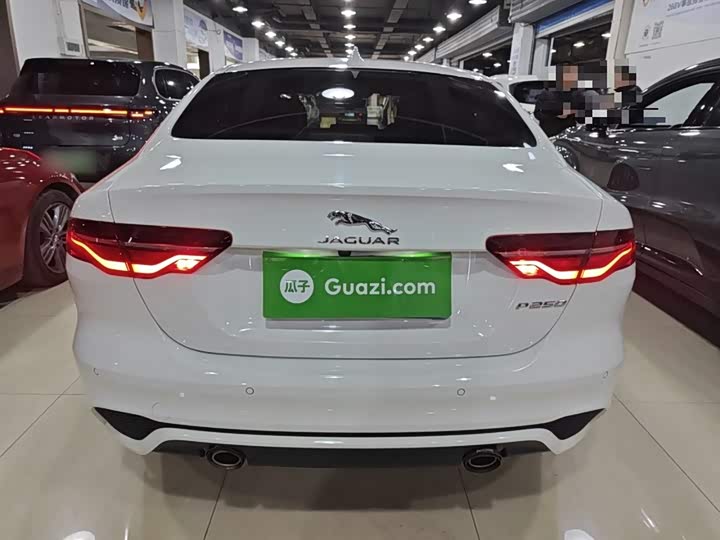 Фото 6 - Jaguar XE L