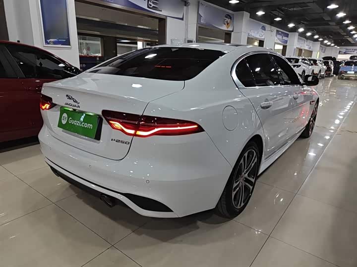 Фото 7 - Jaguar XE L