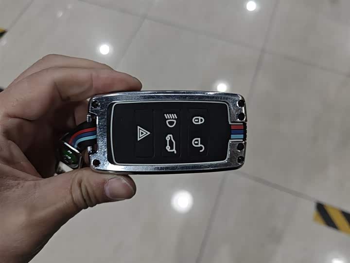 Фото 9 - Jaguar XE L