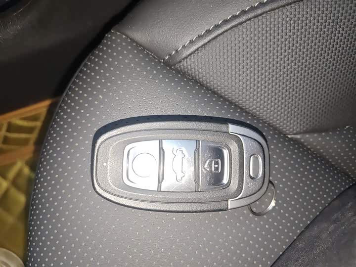 Фото 9 - Hongqi E-QM5