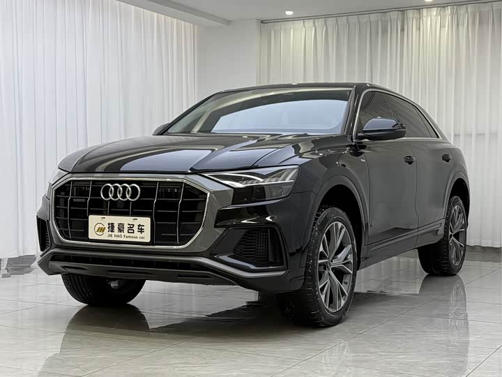Фото 1 - Audi Q8