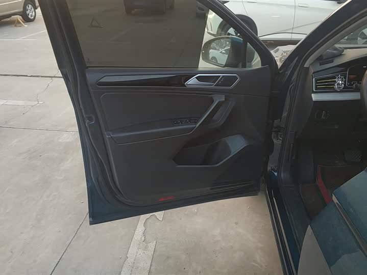 Фото 7 - Volkswagen Tiguan L Pro