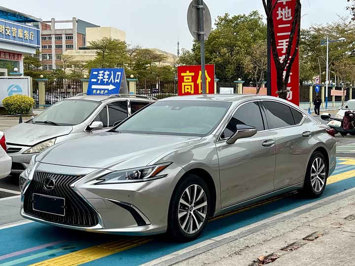 Фото 1 - Lexus ES