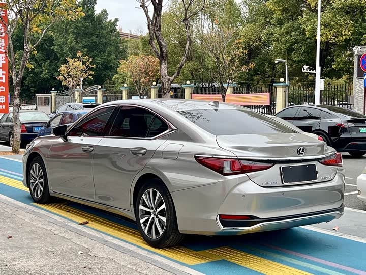 Фото 5 - Lexus ES