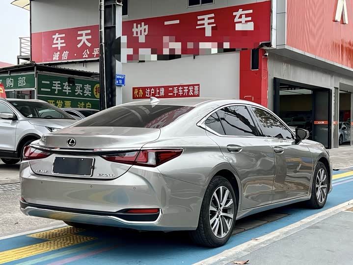 Фото 7 - Lexus ES