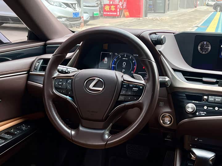 Фото 8 - Lexus ES