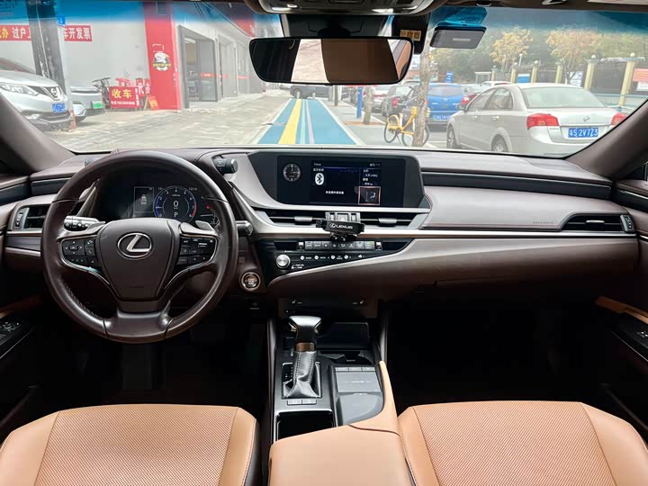 Фото 9 - Lexus ES