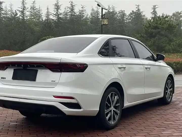 Фото 9 - Geely Emgrand