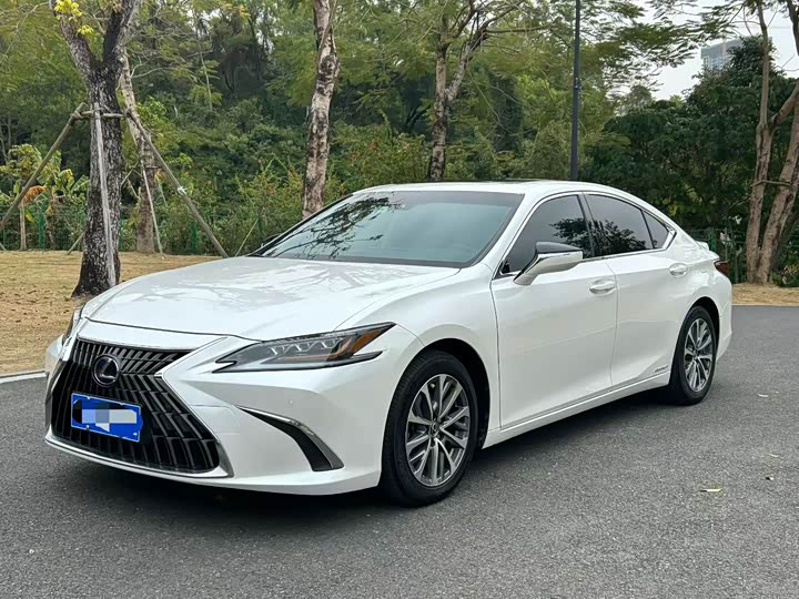 Фото 1 - Lexus ES