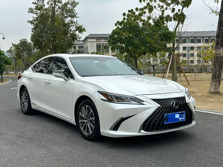Фото 3 - Lexus ES