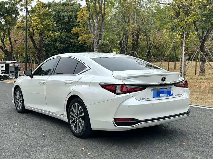 Фото 7 - Lexus ES