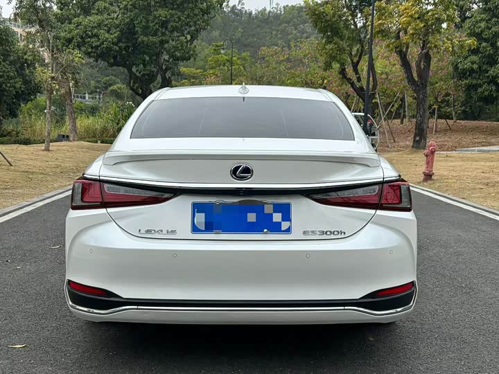 Фото 8 - Lexus ES