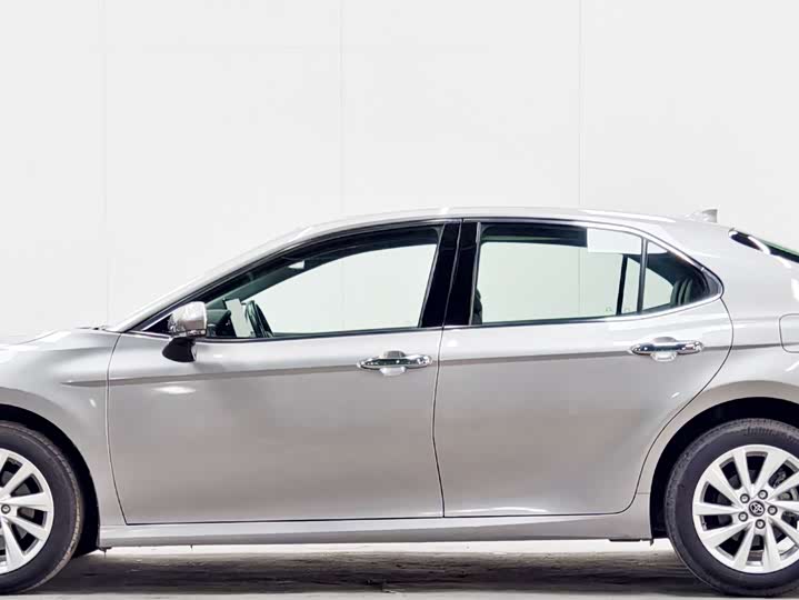 Фото 8 - Toyota Camry