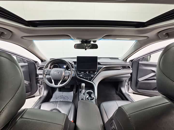 Фото 9 - Toyota Camry