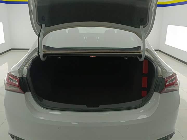 Фото 4 - Chevrolet Malibu XL