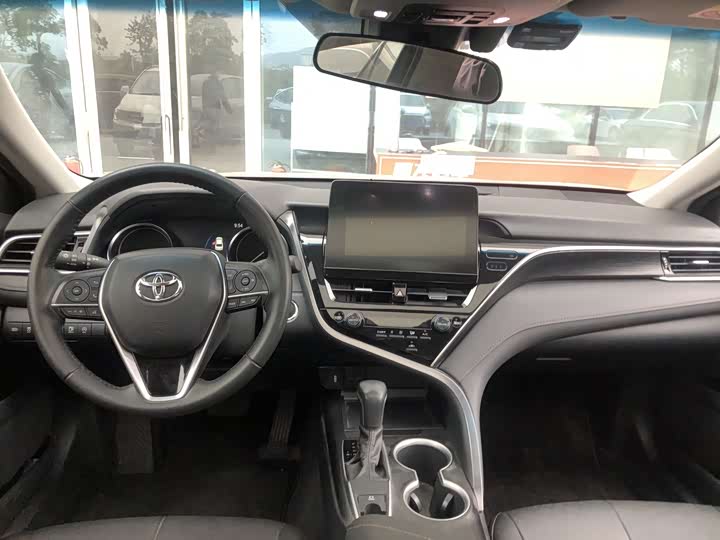 Фото 4 - Toyota Camry