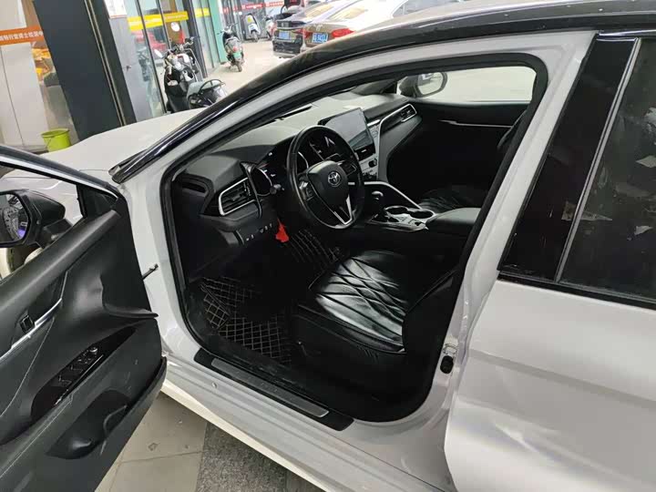 Фото 4 - Toyota Camry