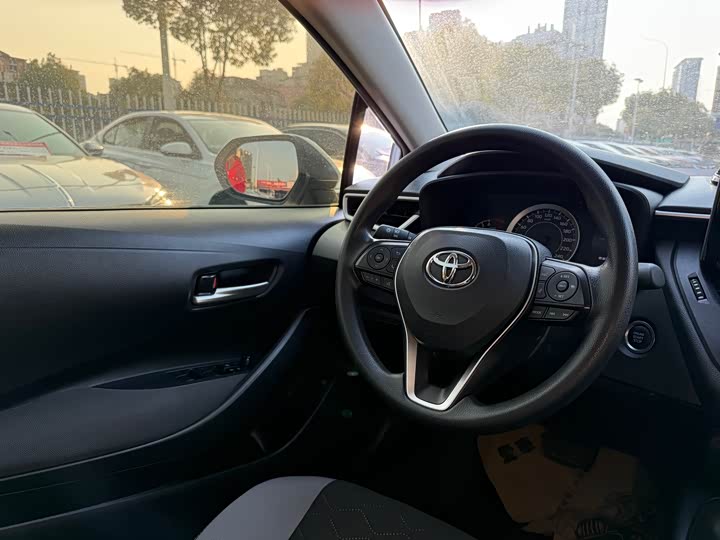 Фото 9 - Toyota Corolla