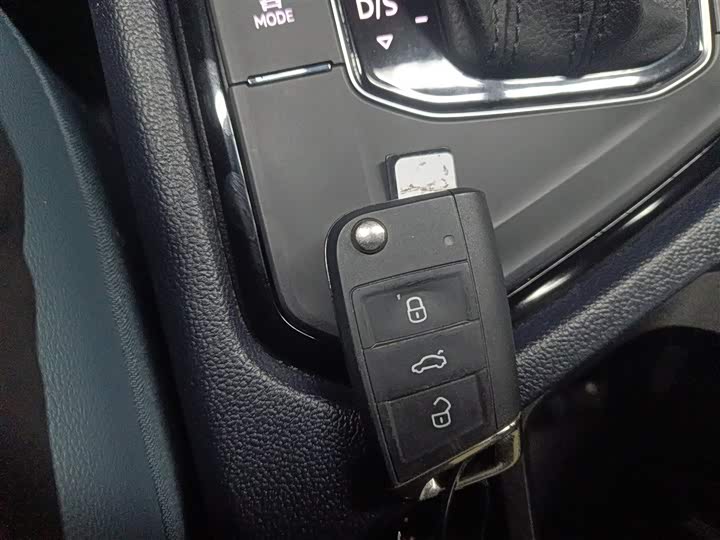 Фото 9 - Volkswagen Tharu