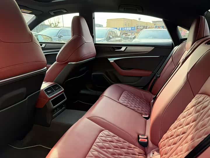 Фото 7 - Audi A7L