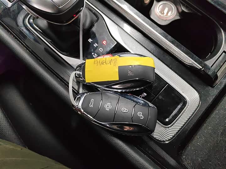 Фото 9 - Hongqi H5