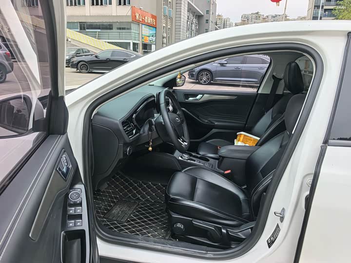 Фото 4 - Ford Focus