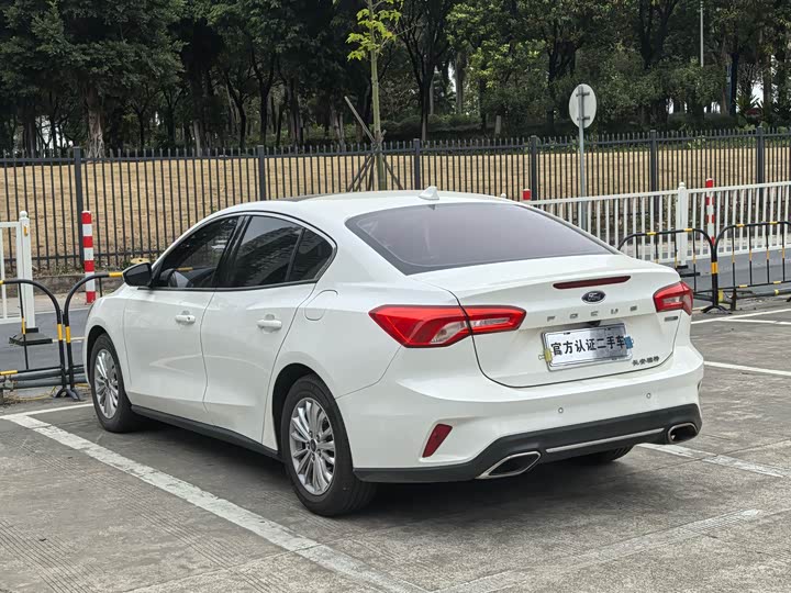 Фото 8 - Ford Focus