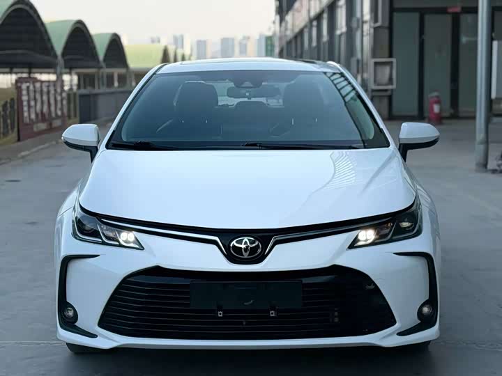 Фото 2 - Toyota Corolla