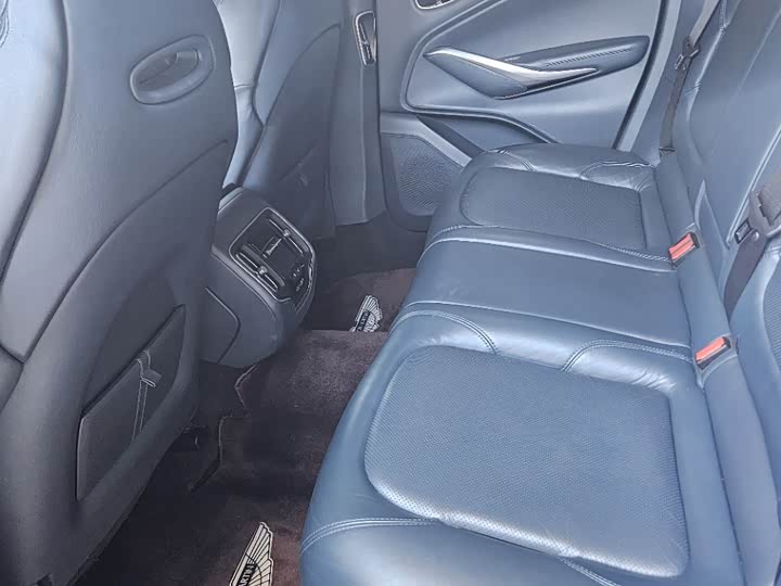 Фото 7 - Aston Martin DBX