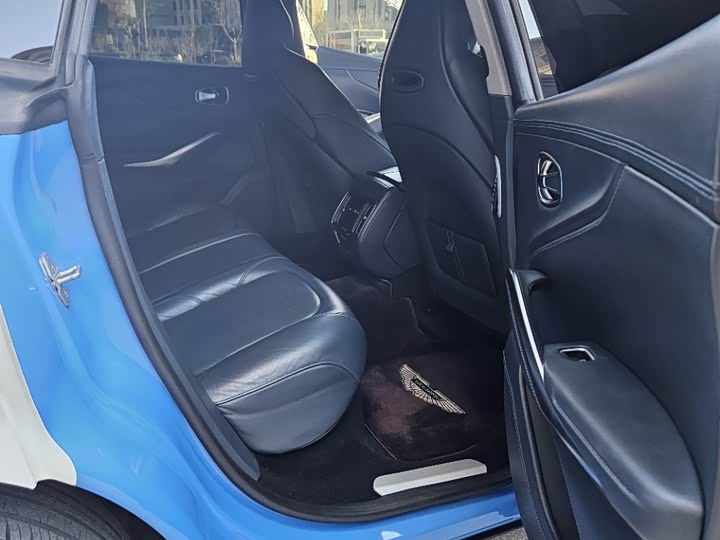 Фото 9 - Aston Martin DBX