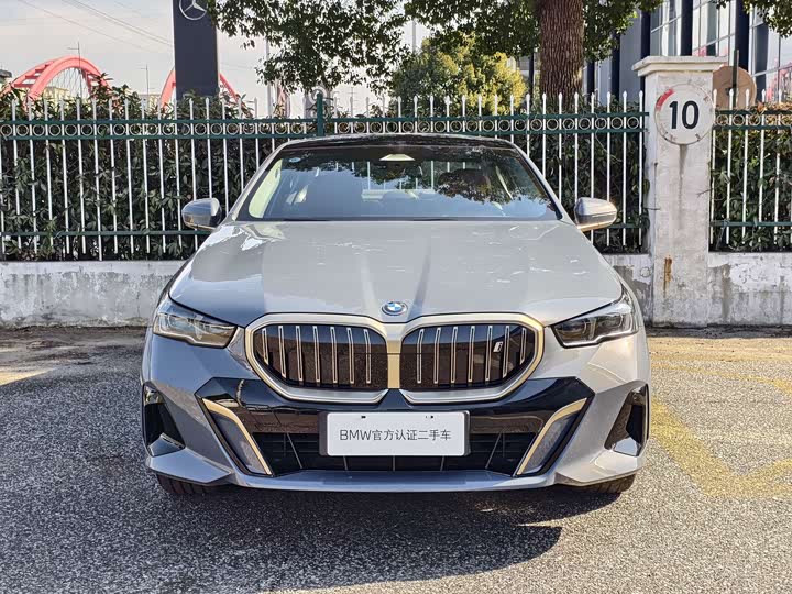 Фото 2 - BMW i5