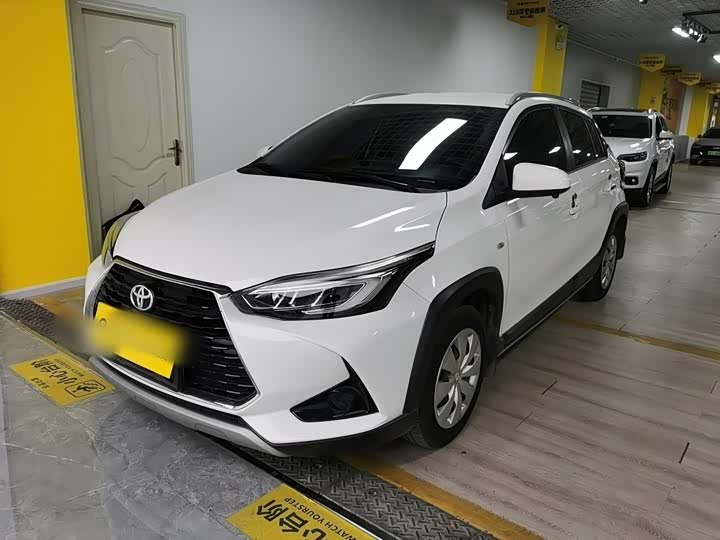 Фото 1 - Toyota Yaris L Hatchback