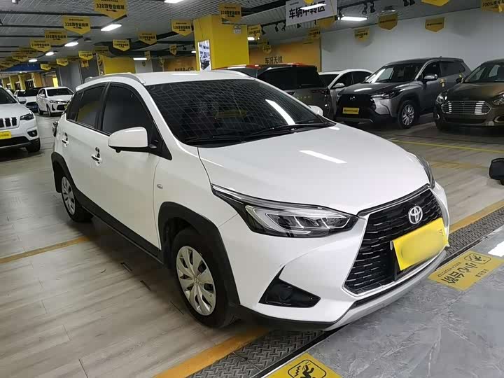 Фото 3 - Toyota Yaris L Hatchback