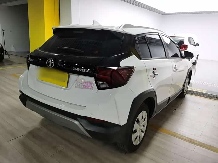 Фото 4 - Toyota Yaris L Hatchback