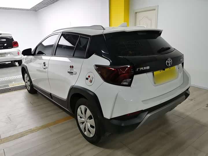 Фото 5 - Toyota Yaris L Hatchback