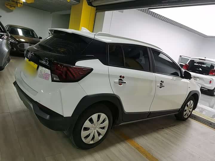 Фото 6 - Toyota Yaris L Hatchback