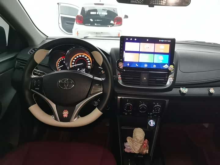 Фото 7 - Toyota Yaris L Hatchback