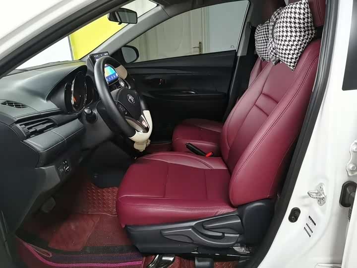 Фото 8 - Toyota Yaris L Hatchback