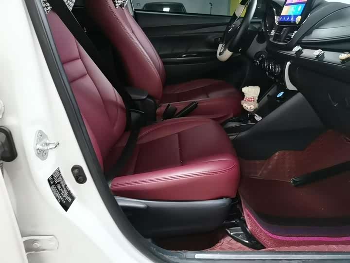 Фото 9 - Toyota Yaris L Hatchback